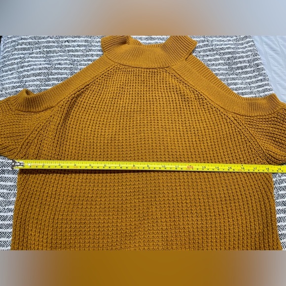 GUESS | Cut Out Shoulder Kailyn Sweater in Medieval Gold Size Medium - Picture 11 of 12